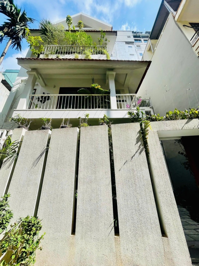 Bán BT nhà vườn 130m2, phố Linh Lang 4 tầng mt11m , hơn 50 tỷ CTL